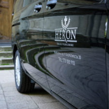 heron karawan czarny