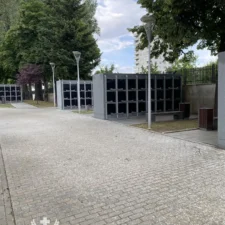 Zdjęcie grobu na zewnątrz po zamknięciu