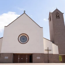 Kościół pw. Zesłania Ducha Świętego przy ul. Broniewskiego 44 (1)